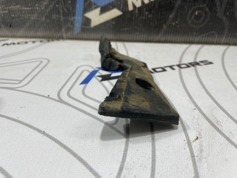 Уплотнитель планки обтекателя 5-Series 2006 E60 N62B48B