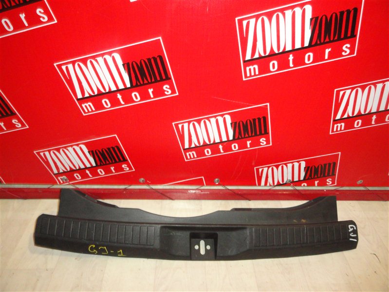 Накладка багажника Honda Airwave GJ1 L15A 2005 задняя черный (б/у)