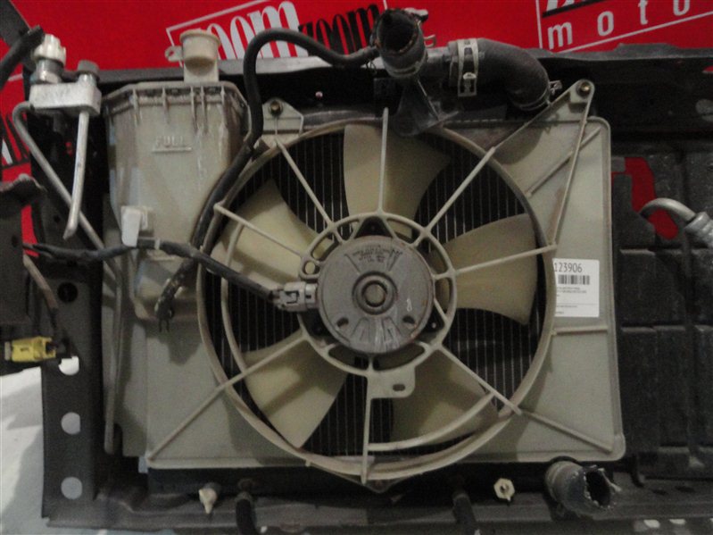 Радиатор двигателя Toyota Funcargo NCP20 2NZ-FE 1999 передний (б/у)
