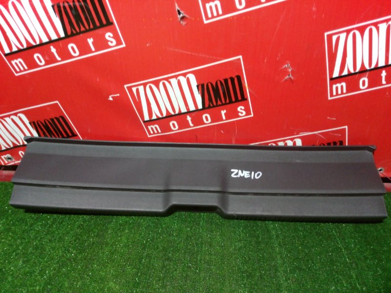 Накладка багажника Toyota Wish ZNE10G 1ZZ-FE 2003 задняя (б/у)