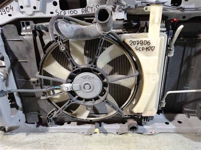 Радиатор двигателя Toyota Ractis SCP100 2SZ-FE 2004 передний (б/у)
