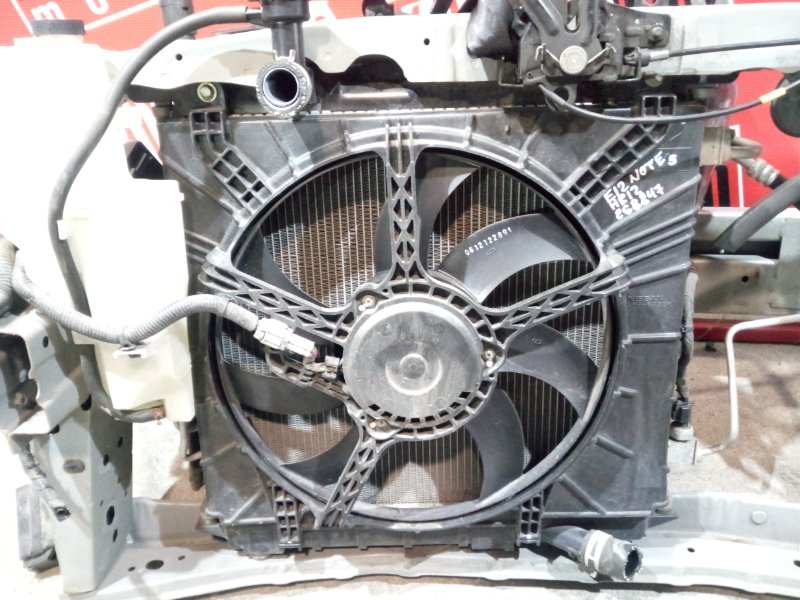 Радиатор двигателя Nissan Note E12 HR12DE 2012 передний (б/у)