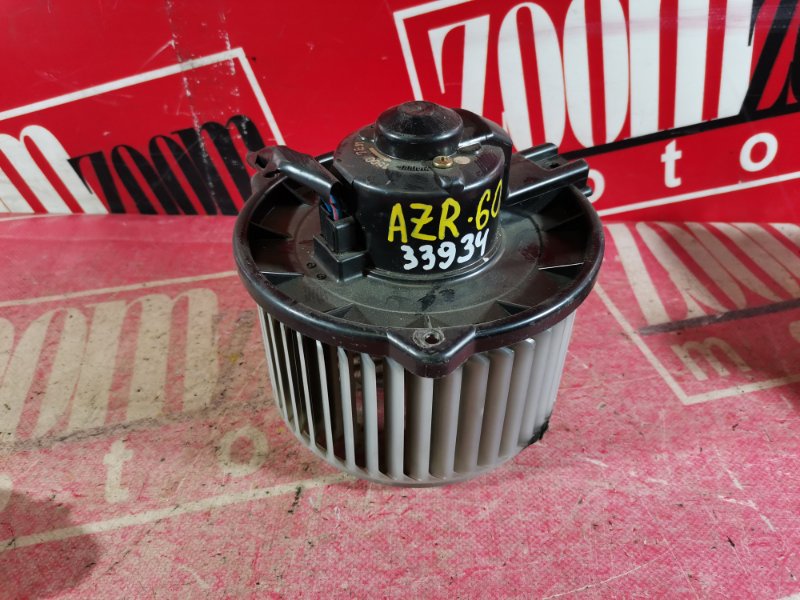 Вентилятор (мотор отопителя) Toyota Noah AZR60 1AZ-FSE 2001 передний (б/у)