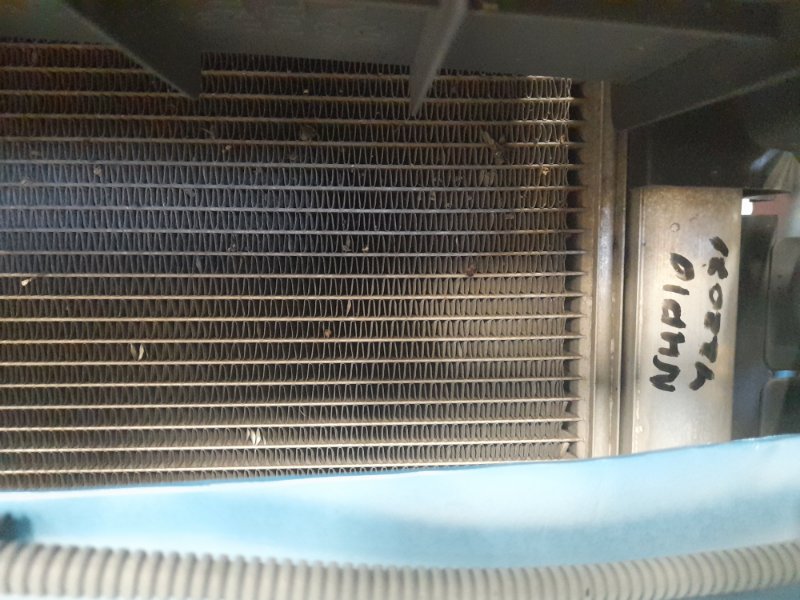 Радиатор кондиционера Toyota Aqua NHP10 1NZ-FXE 2011 (б/у)