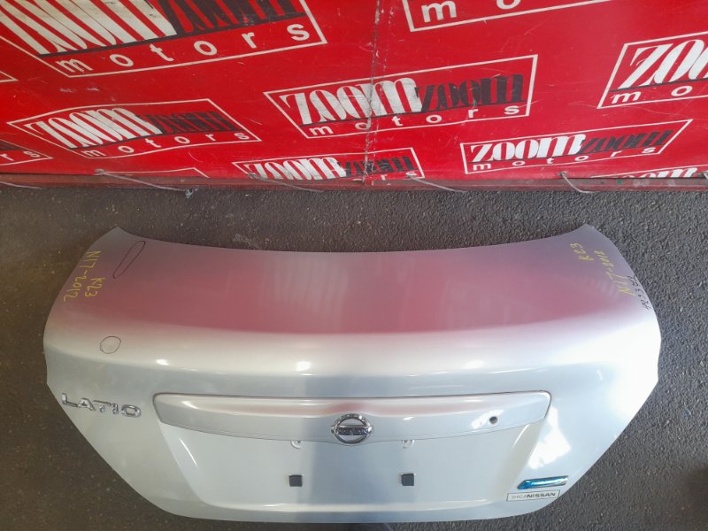 Крышка багажника Nissan Latio N17 HR12DE 2012 серебро (б/у)