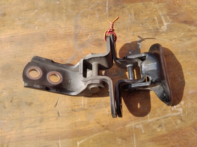 Петля двери TOYOTA WiSH ZGE20 2ZR-FAE 2010 передняя правая (б/у)