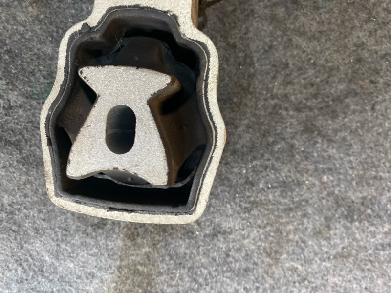 Подушка двигателя правая VOLVO V60 YV1FW40-MDF B420