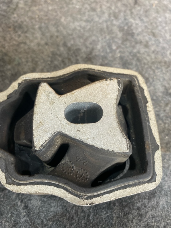 Подушка двигателя правая V60 YV1FW40-MDF B420