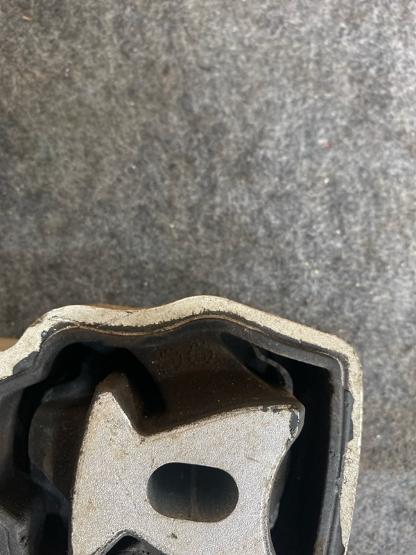 Подушка двигателя правая V60 YV1FW40-MDF B420