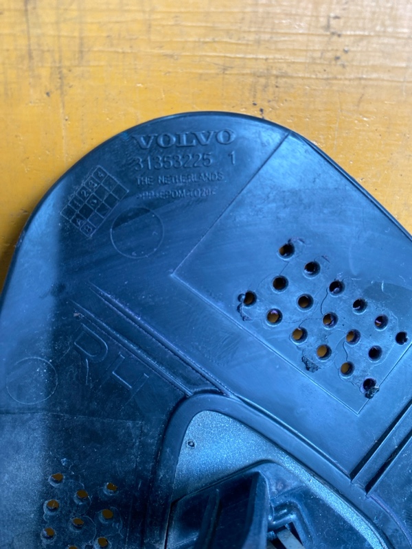 Заглушка бампера передняя правая VOLVO V60 YV1FW40-MDF