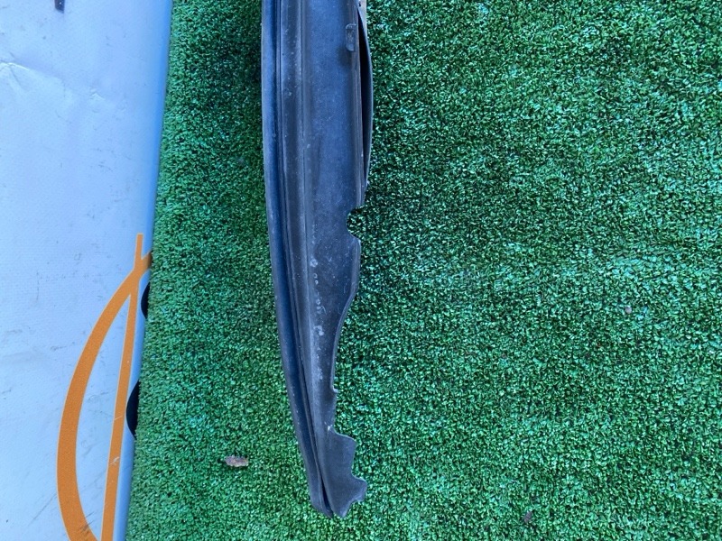 Уплотнительная резинка правая GS350 GRS191