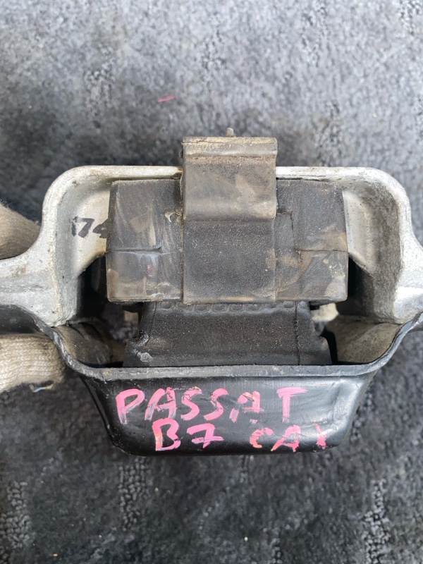 Подушка двигателя PASSAT B7 CAX Подушка двигателя PASSAT B7 CAX