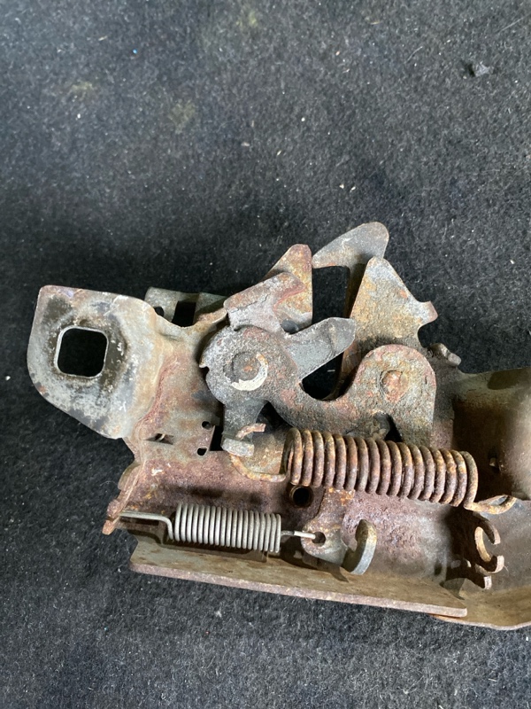 Замок капота ISUZU MU UCS69GW Замок капота ISUZU MU UCS69GW