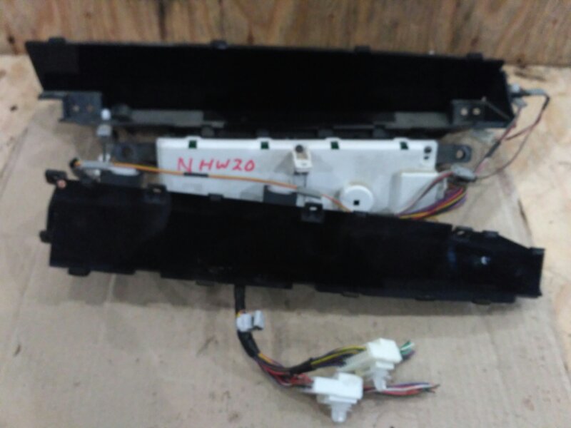 Комбинация приборов Toyota Prius NHW20 1NZ-FXE 2003