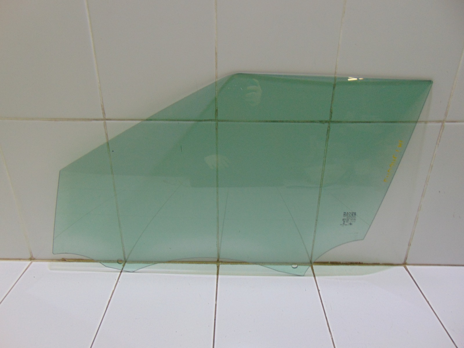 Стекло двери LR044526