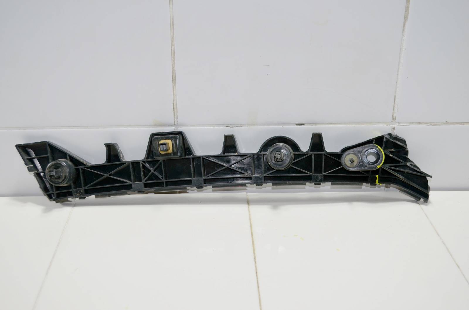 Кронштейн бампера GJR9502H1