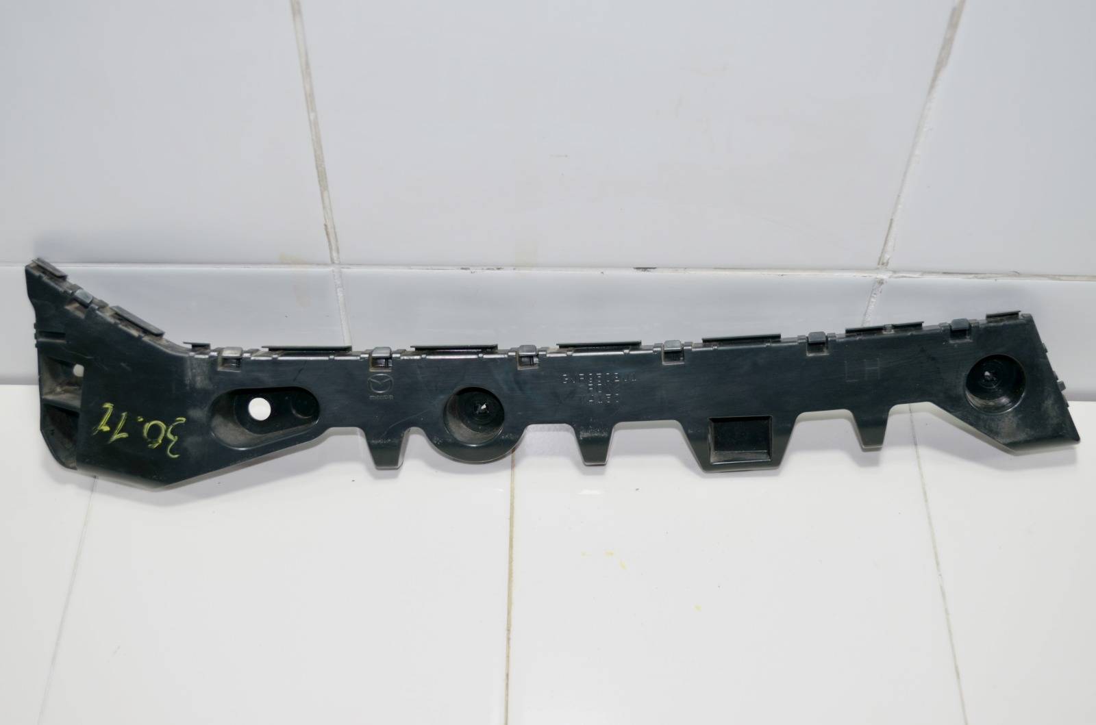 Кронштейн бампера GJR9502J1