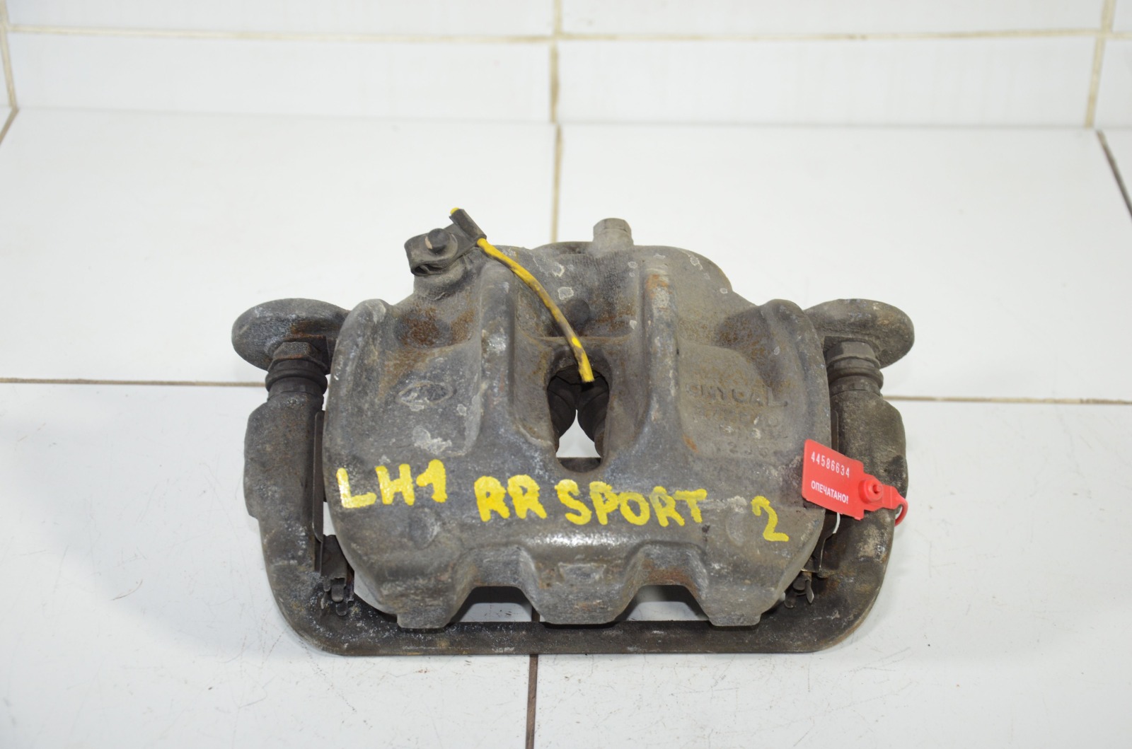 Суппорт тормозной LR047905