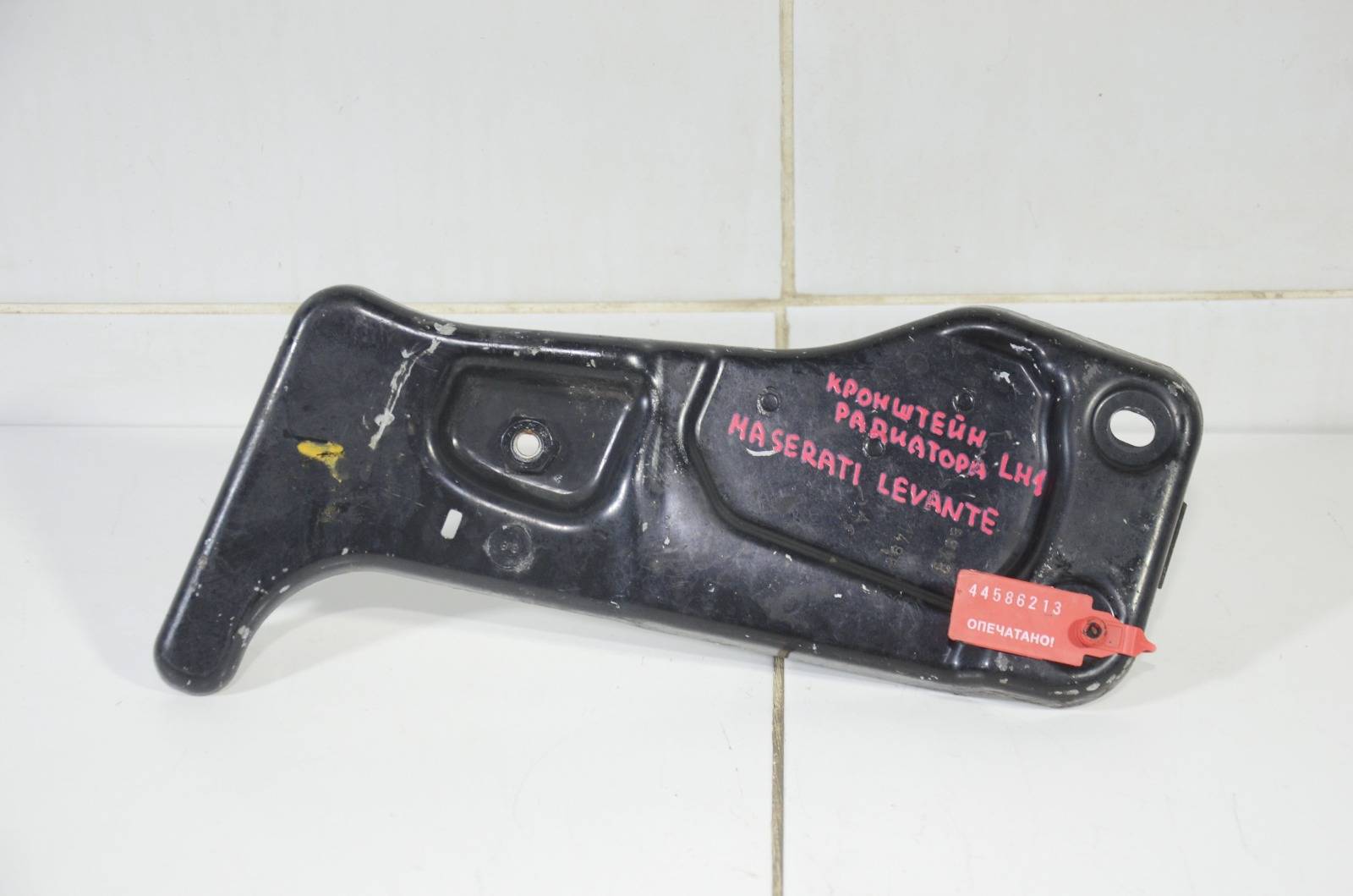 Кронштейн радиатора 670034077
