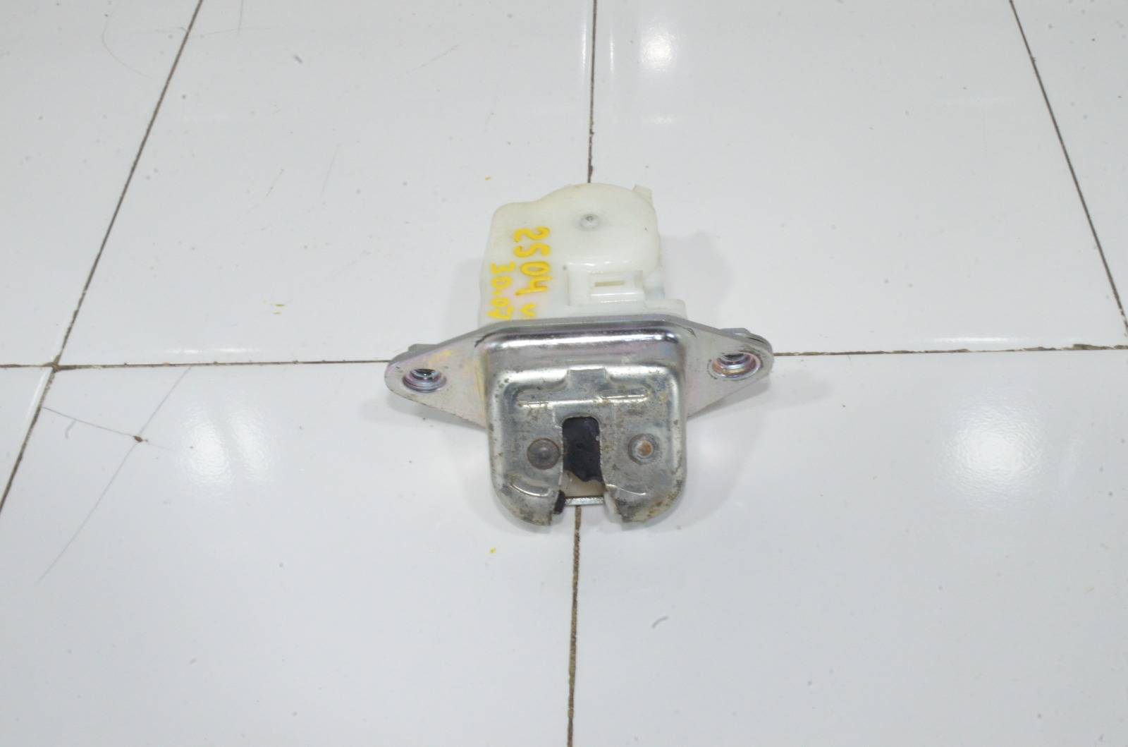 Замок двери багажника 63032FG101