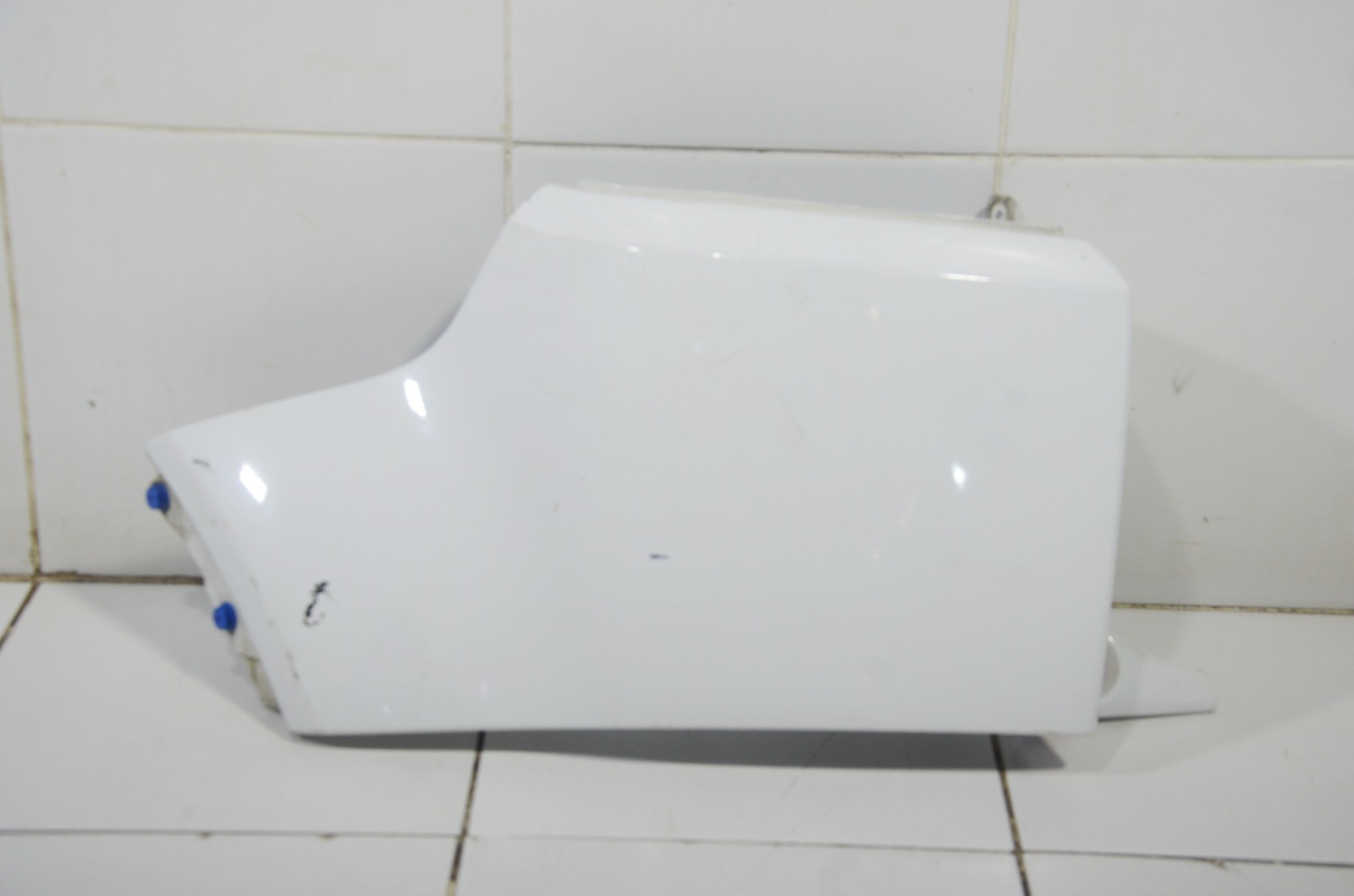 Клык бампера BJ3217927A