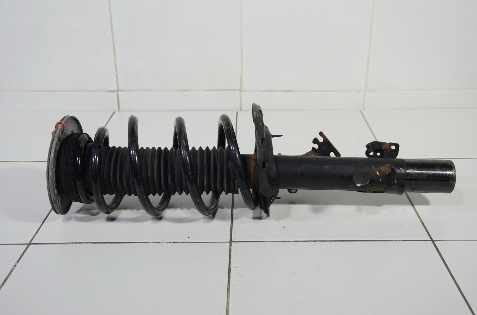 Стойка амортизатора LR078496