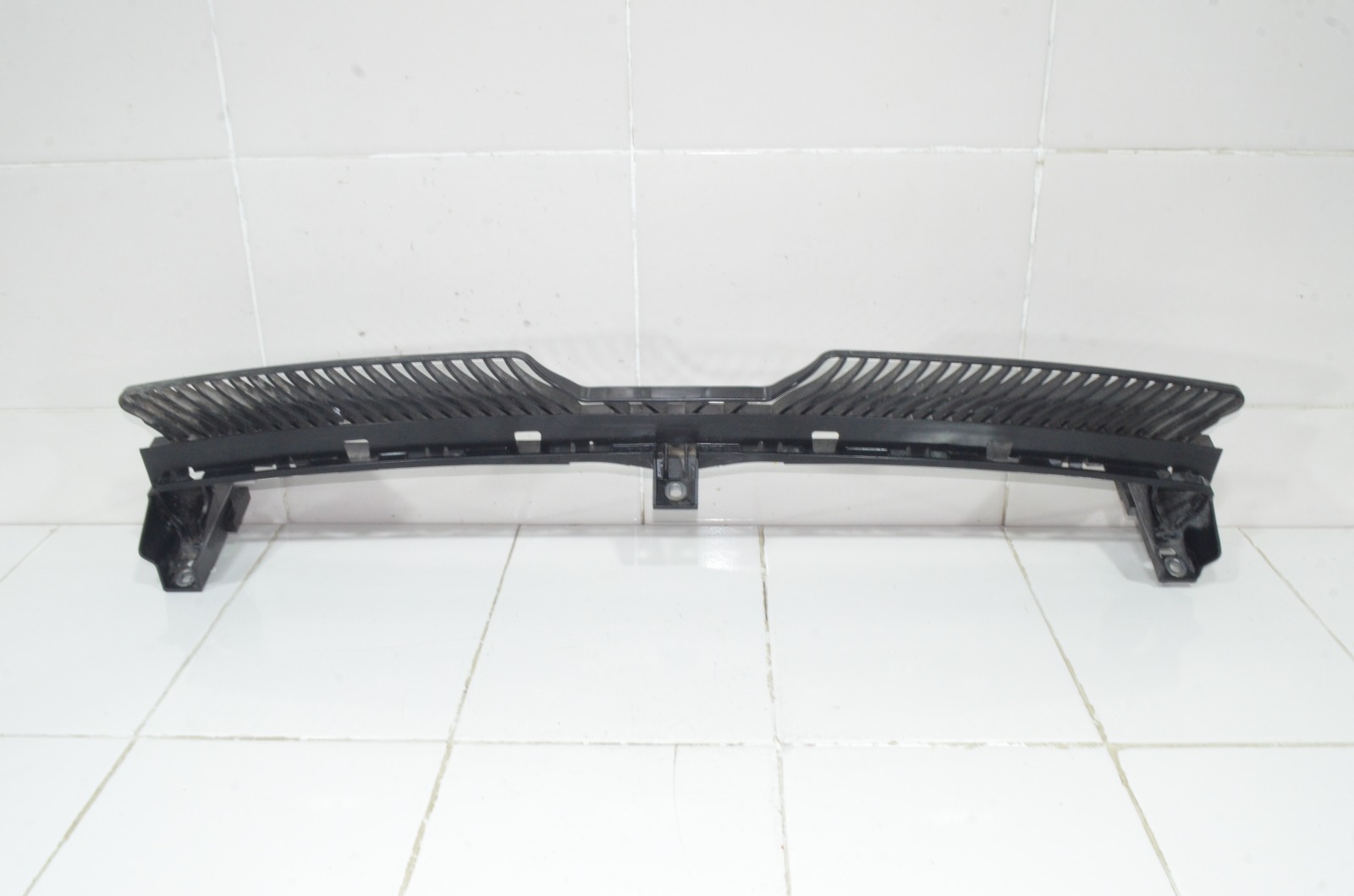 Кронштейн решетки радиатора 5NA805705D