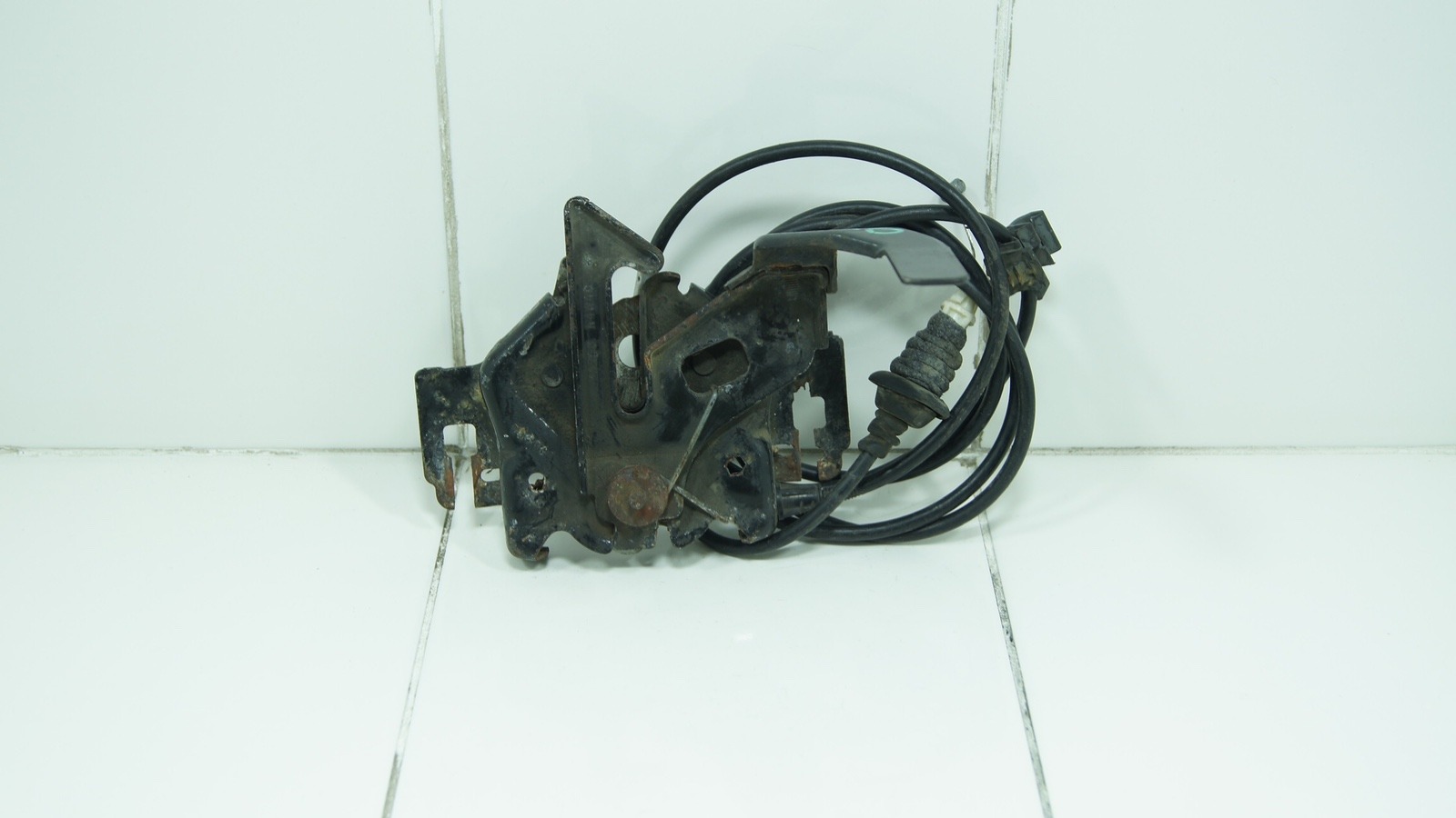 замок капота 6L8Z16700B