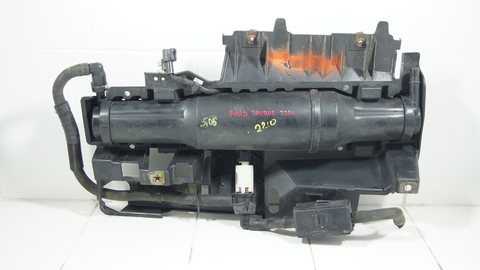 Абсорбер (угольный фильтр) 4F1Z9D653BA