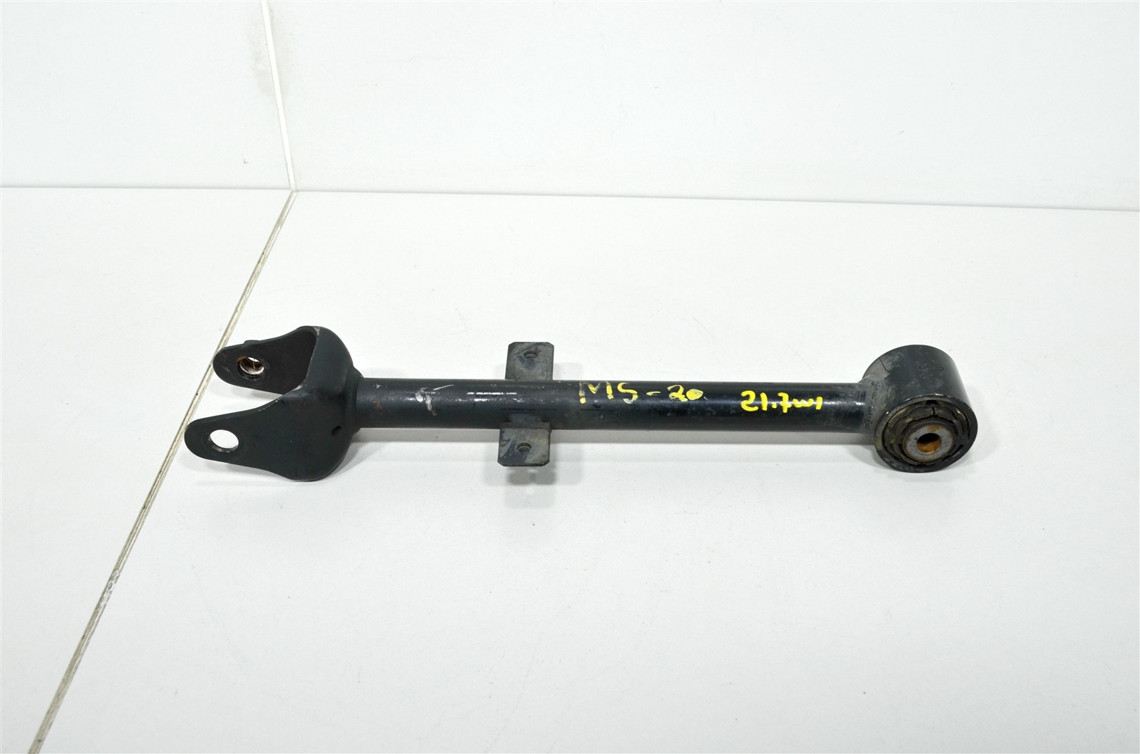 рычаг поперечный KB7W28550