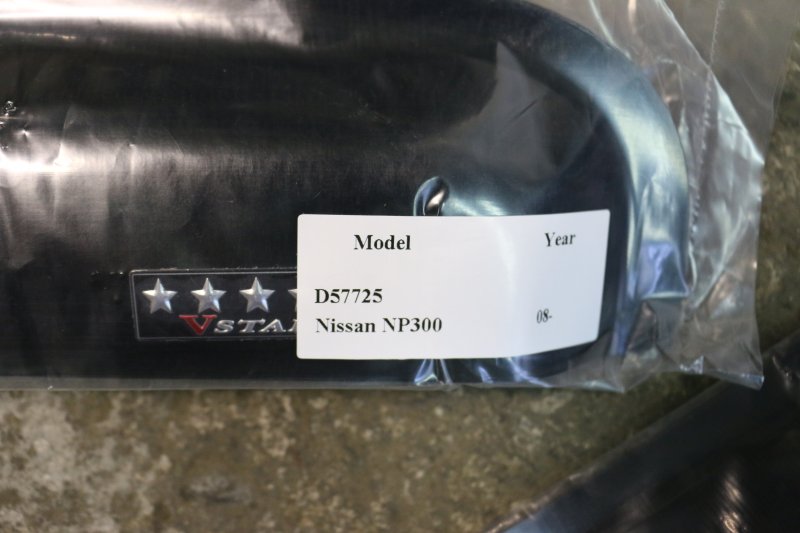Комплект ветровиков Nissan Np300 2008 D57725 V-STAR (б/у)