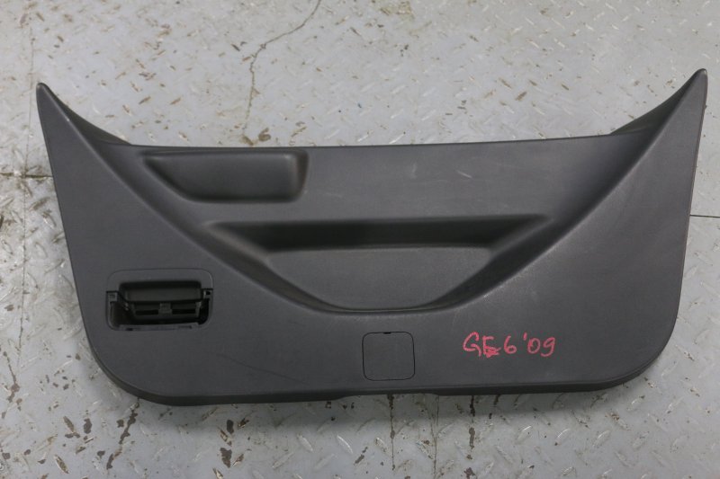 Обшивка двери багажника Honda Fit GE6 L13A 2009 (б/у)