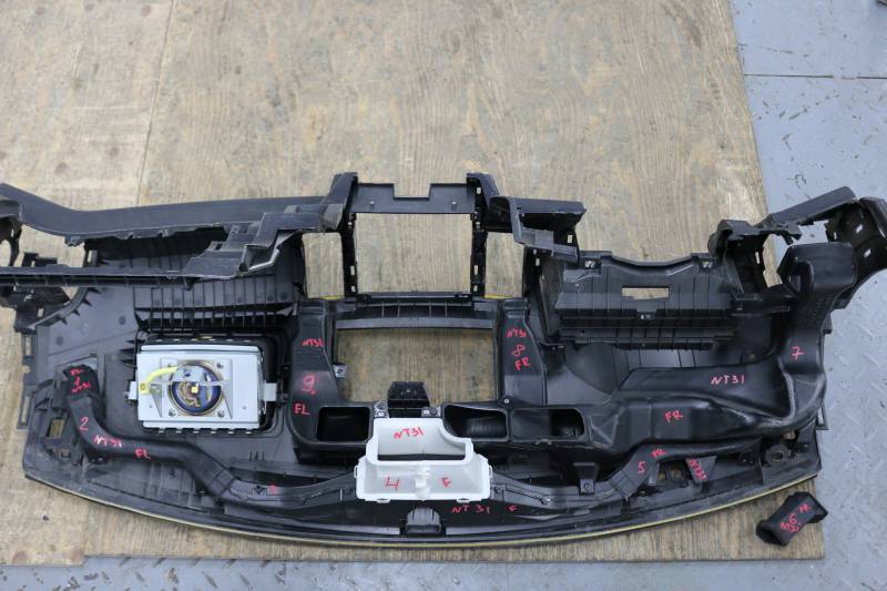 Патрубок воздухозаборника Nissan X-Trail NT31 MR20 2011 правый под торпедо (б/у)