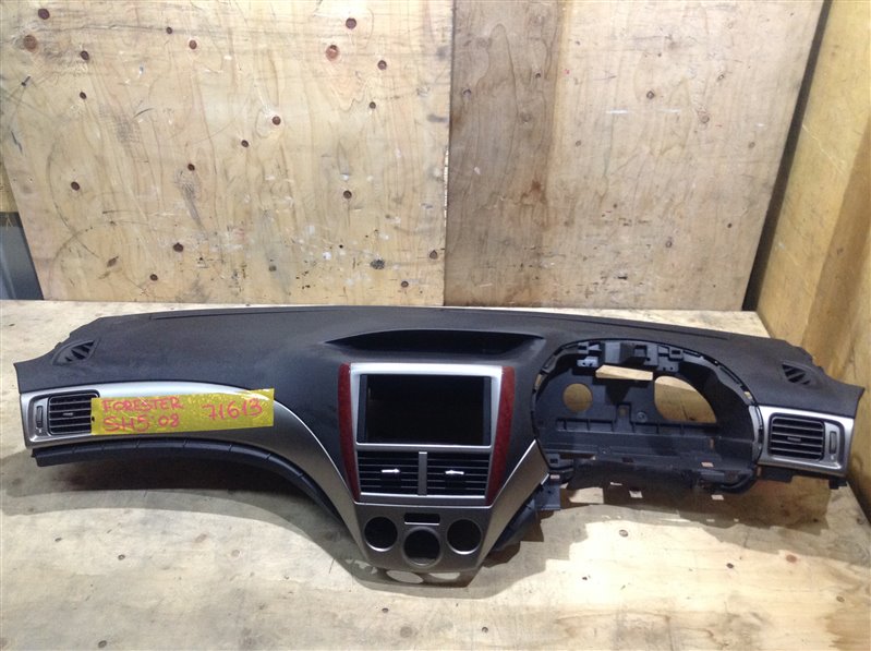 Торпедо Subaru Forester SH5 2008 71613 (+19.05.20) Правый руль. Без заряда. (б/у)