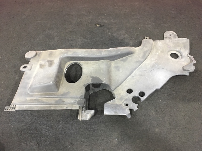 Дефлектор радиатора Toyota Avensis AZT250 1AZ-FSE 2005 правый 53795-05020 Дефект: небольшой скол (см. (б/у)