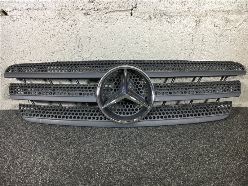 Решетка радиатора Mercedes-Benz M-Class W163 11297031611062 2004 502023 Сломаны крепления (см. фото). (б/у)