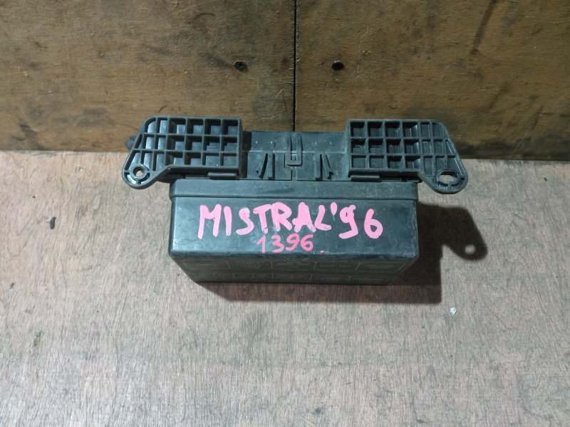 Блок предохранителей Nissan Mistral KR20 TD27B 1996 1396 (б/у)