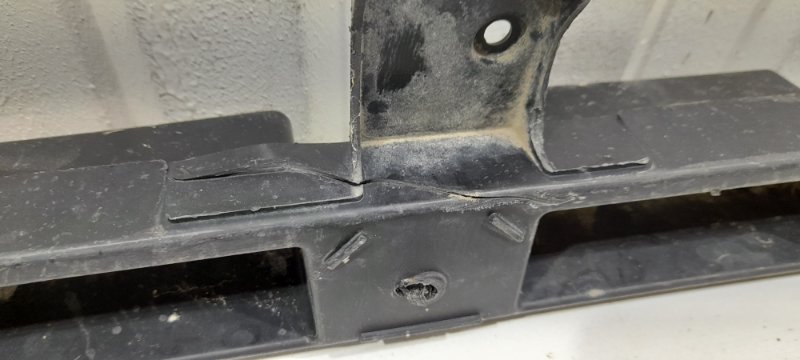 Направляющая заднего бампера центральная Focus 2 2004 - 2011 Седан