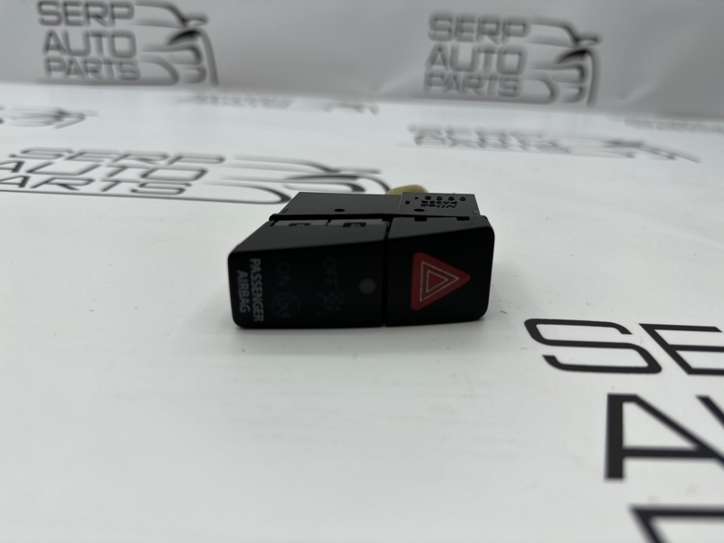 Запчасть кнопка аварийки Suzuki SX4/S-Cross 2014 M16A 3743055L205PK контрактная Кнопка аварийки Suzuki SX4/S-Cross 2014 M16A 3743055L205PK контрактная