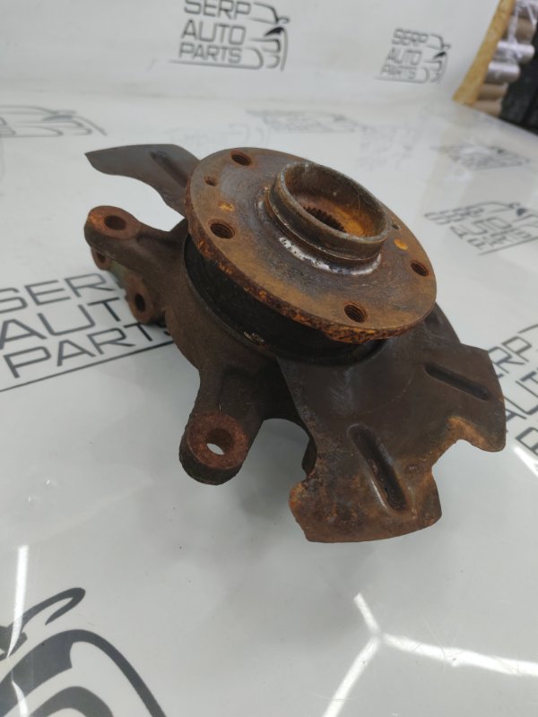 Поворотный кулак левый Suzuki SX4/S-Cross M16A