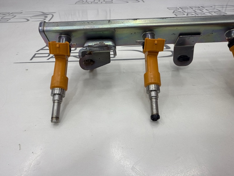 Топливная рампа с форсунками Suzuki SX 4 EYA21S M16A