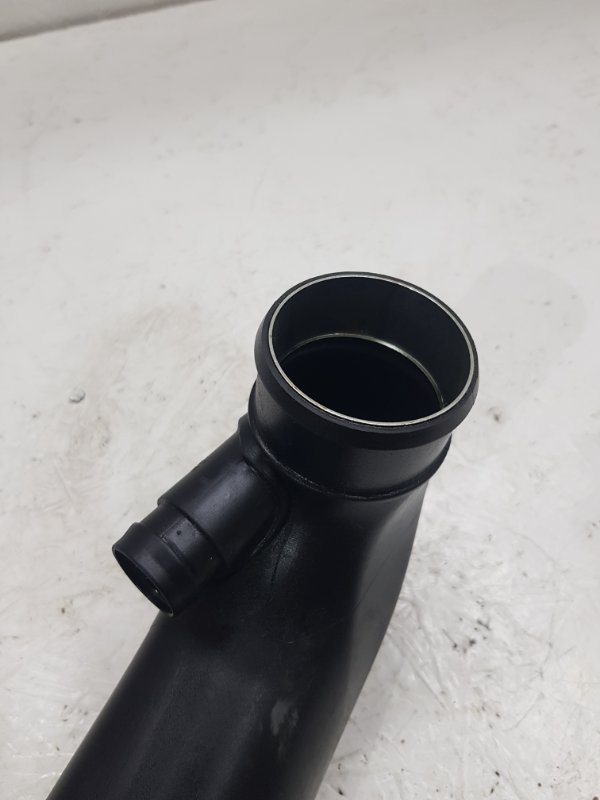 Патрубок интеркулера Octavia A5 CDA Патрубок интеркулера Octavia A5 CDA