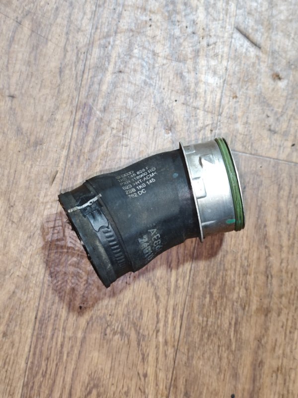 Патрубок интеркулера Passat B7 Патрубок интеркулера Passat B7