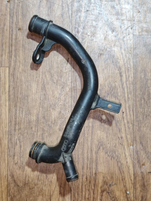 Запчасть трубка охлаждения Volkswagen Passat B7 06J121065F контрактная Трубка охлаждения Volkswagen Passat B7 06J121065F контрактная