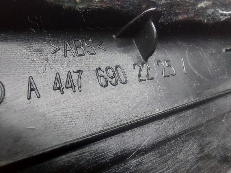 Обшивка стойки задняя правая V-Class W447