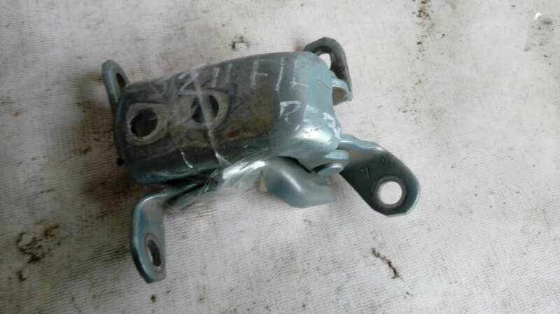 Петля двери Toyota Platz NCP12-0123199 1NZ-FE 2000 передняя левая