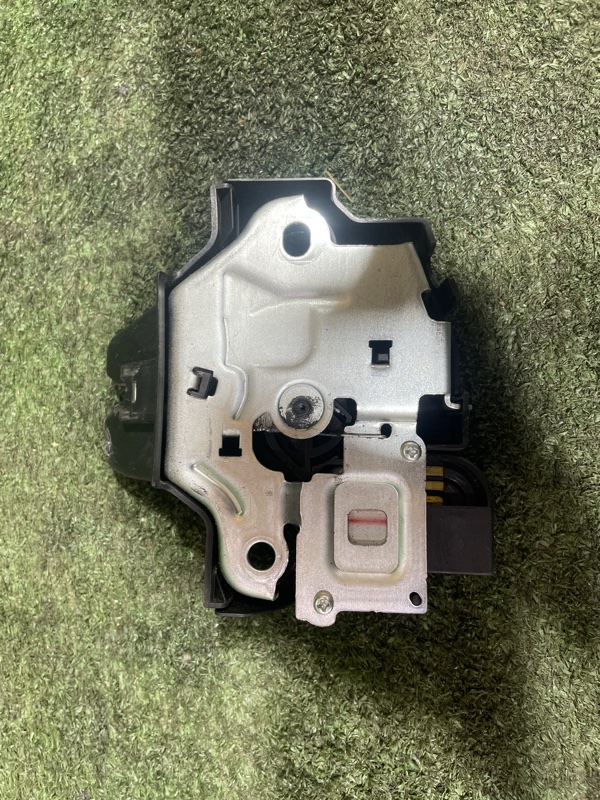 Замок крышки багажника TOYOTA COROLLA AXIO NZE141 1NZ-FE