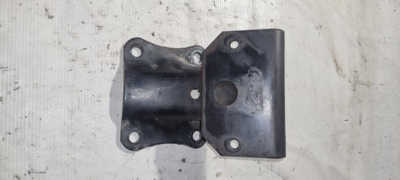 Крепление подушки двс Isuzu Forward FRR90K3S 4HK1 2006 (б/у)