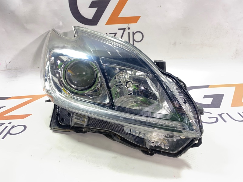 Фара Toyota Prius ZVW30 2ZR-FXE 2013 правая (б/у)