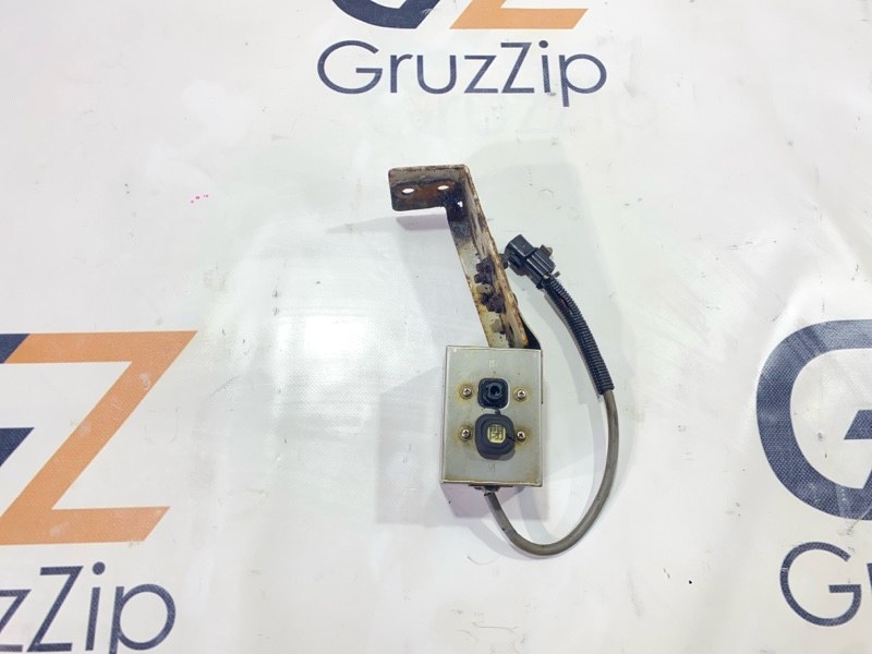 Кнопка подъёма крыла бабочки Isuzu Giga CYJ51W5 6WF1 2004 (б/у)